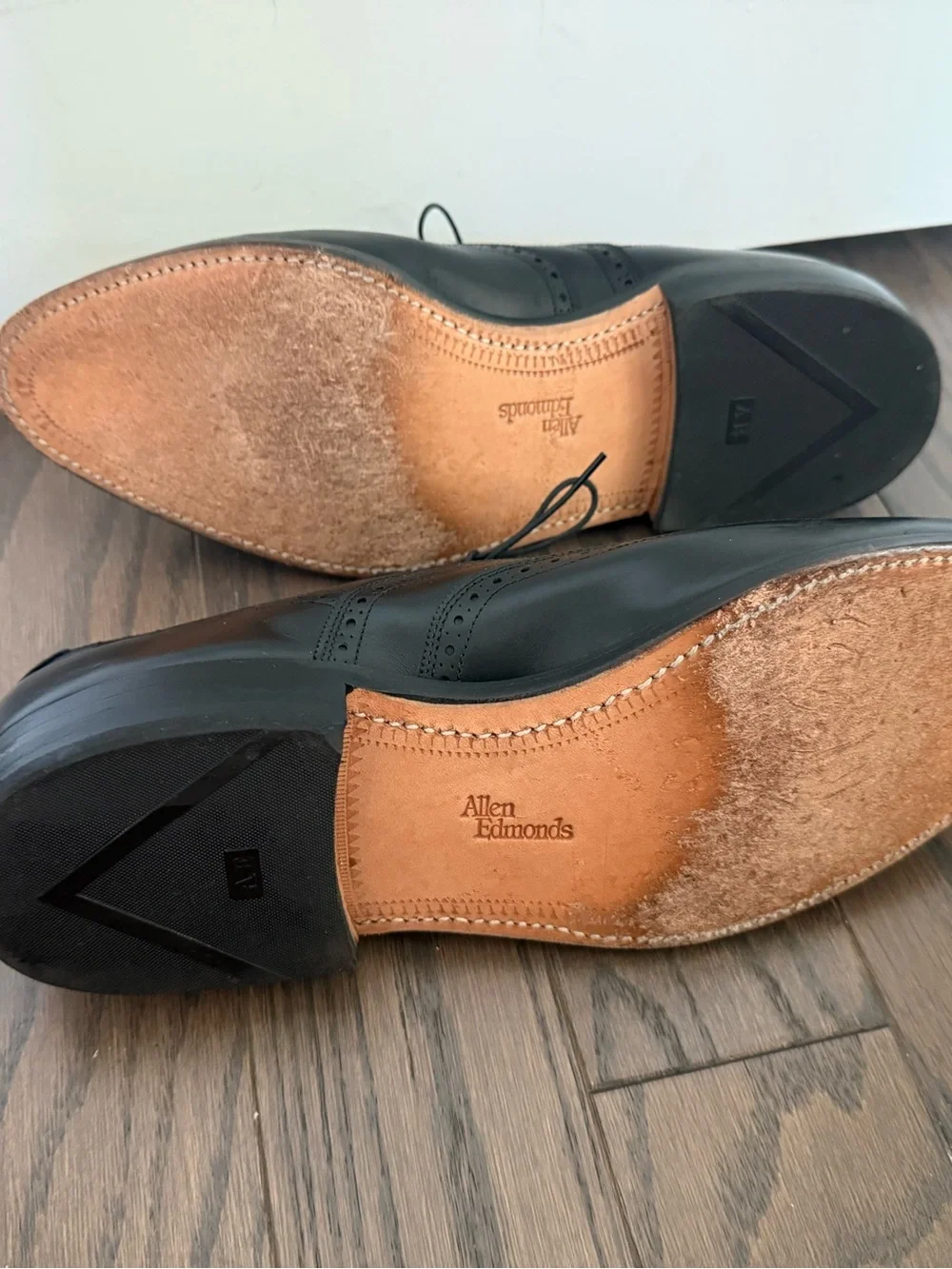ALLEN EDMONDS Chester Oxford Size 10.5 Shoe trees Included